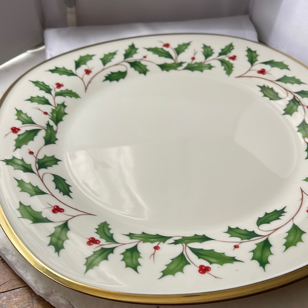 Lenox Gold Trim Holly an Berry Motif Square Dinner Plate